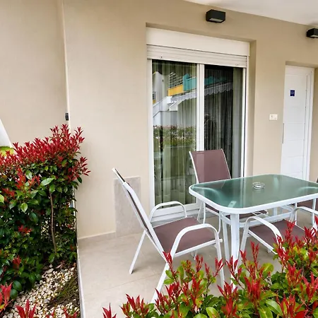 Pool Access Danai 15,1 Apartment